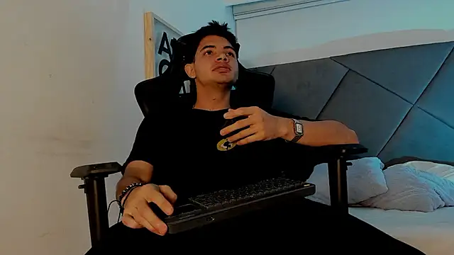 Snapshot of andrew_colleman chatting on February 4, 3:45 am andrew colleman online show from February 4, 3:45 am