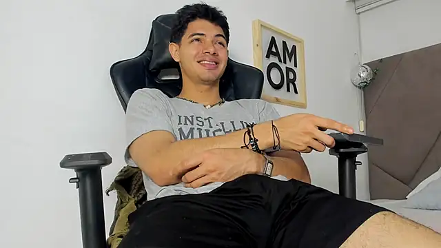 Snapshot of andrew_colleman chatting on February 6, 3:33 am andrew colleman online show from February 6, 3:33 am