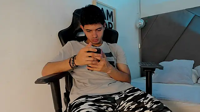 Snapshot of andrew_colleman chatting on February 7, 11:30 pm andrew colleman online show from February 7, 11:30 pm