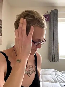 Curvy-Jinx online show from November 4, 9:19 am