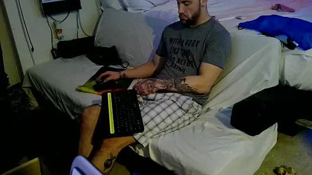 Luv2SuckBWC92 online show from October 19, 3:40 am