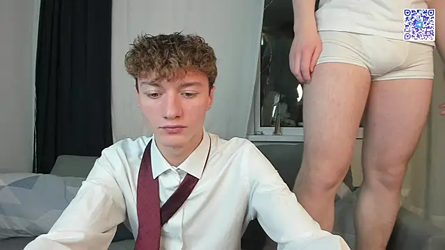 Snapshot of Kevin_Young_Cat chatting on December 15, 7:40 pm Kevin Young Cat online show from December 15, 7:40 pm