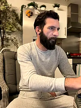 Snapshot of Michel_huge chatting on November 15, 8:11 am Michel huge online show from November 15, 8:11 am