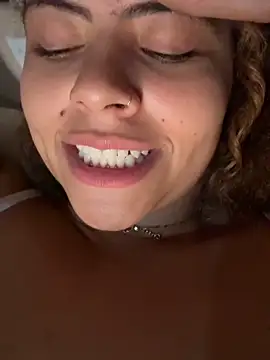 Chloe Leaozinho online show from May 16, 12:07 am