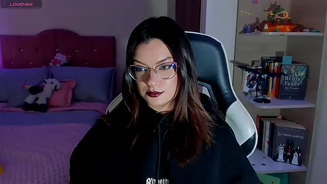 OphelianaRose33 online show from March 26, 10:15 pm