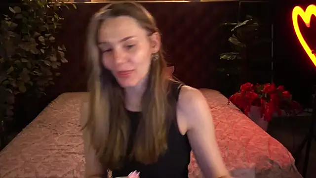 Snapshot of DiamondGoldie chatting on June 8, 7:03 pm DiamondGoldie online show from June 8, 7:03 pm