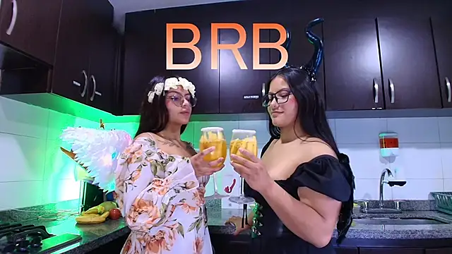 Lilith and Khloe online show from November 4, 11:20 am