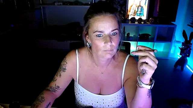 Snapshot of Mrs-Aurora chatting on October 13, 8:42 pm Mrs-Aurora online show from October 13, 8:42 pm