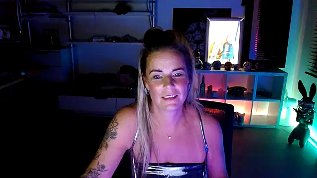 Snapshot of Mrs-Aurora chatting on October 14, 8:31 pm Mrs-Aurora online show from October 14, 8:31 pm