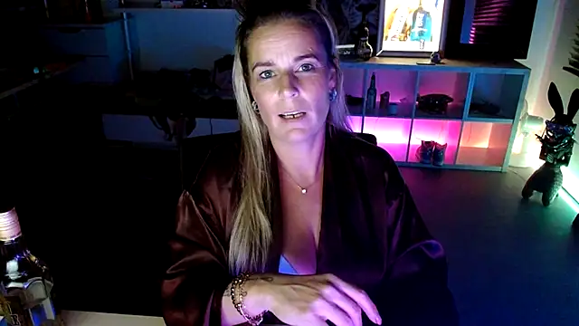 Snapshot of Mrs-Aurora chatting on October 16, 12:55 am Mrs-Aurora online show from October 16, 12:55 am