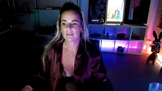 Snapshot of Mrs-Aurora chatting on October 18, 8:42 pm Mrs-Aurora online show from October 18, 8:42 pm