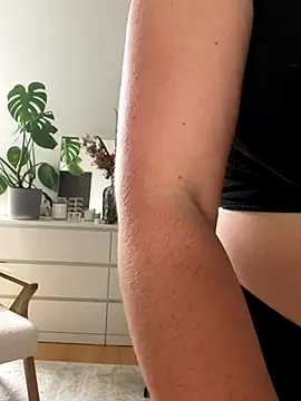 Snapshot of chloedlm5 chatting on October 15, 8:47 am chloedlm5 online show from October 15, 8:47 am