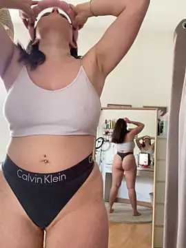 Snapshot of chloedlm5 chatting on February 2, 9:30 am chloedlm5 online show from February 2, 9:30 am