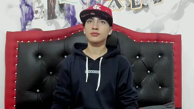 Snapshot of Thiago_Divine_ chatting on October 17, 10:56 pm Thiago Divine  online show from October 17, 10:56 pm