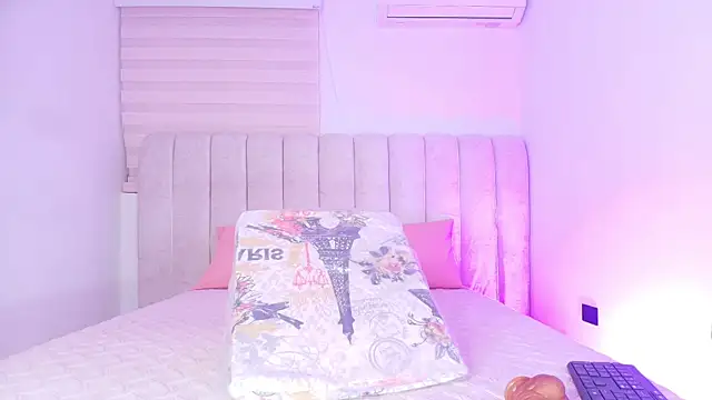 chloe leroy  online show from November 29, 11:57 am