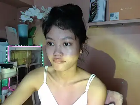 Snapshot of skinny_gracie chatting on October 19, 3:29 am skinny gracie online show from October 19, 3:29 am