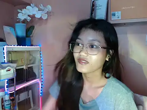 Snapshot of skinny_gracie chatting on October 19, 3:34 pm skinny gracie online show from October 19, 3:34 pm