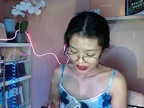 Snapshot of skinny_gracie chatting on October 29, 5:42 am skinny gracie online show from October 29, 5:42 am