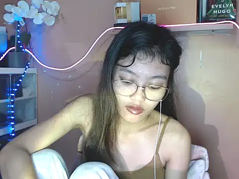 Snapshot of skinny_gracie chatting on December 5, 12:30 am skinny gracie online show from December 5, 12:30 am