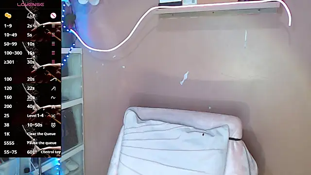 Snapshot of skinny_gracie chatting on December 13, 11:10 pm skinny gracie online show from December 13, 11:10 pm