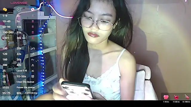 Snapshot of skinny_gracie chatting on December 17, 3:34 am skinny gracie online show from December 17, 3:34 am