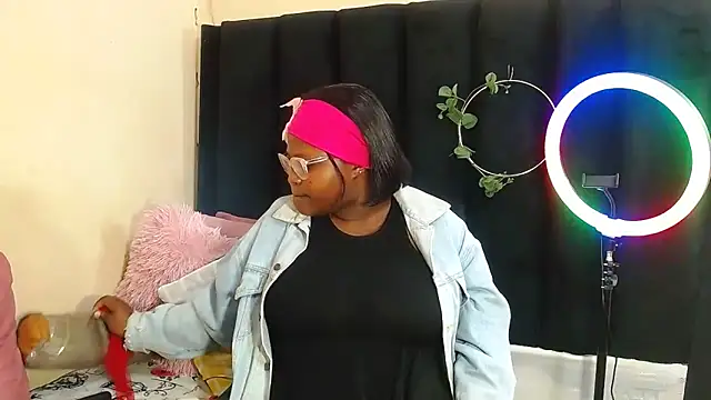 AmazingDarkDoll online show from October 18, 6:08 pm