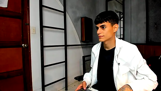Snapshot of Dani_mc1 chatting on October 12, 11:42 am Dani mc1 online show from October 12, 11:42 am