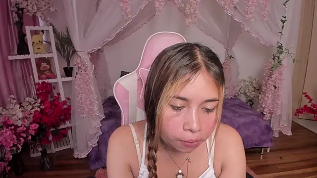 Snapshot of sweet_daniiela chatting on October 11, 8:18 pm sweet daniiela online show from October 11, 8:18 pm