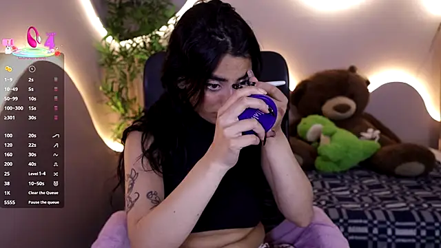 Emma and Issac online show from January 8, 4:04 am