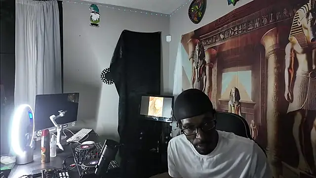 Triggerhappycj100 online show from March 30, 9:10 am