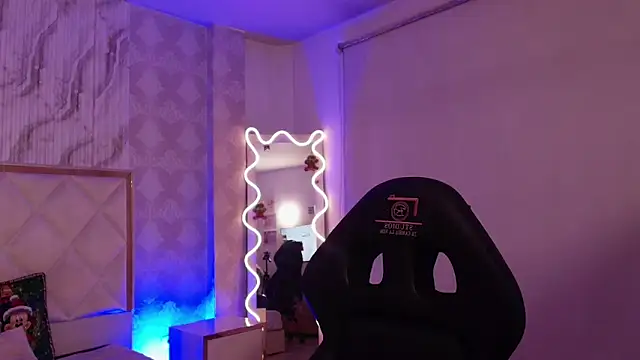 Naomy tay1 online show from December 2, 3:12 am