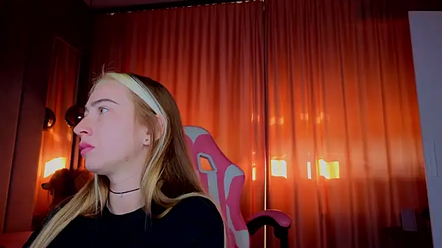 Reina Cummings online show from November 1, 6:59 am