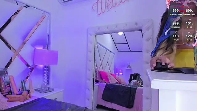 Snapshot of megann__up chatting on October 10, 3:27 am megann up online show from October 10, 3:27 am