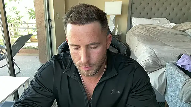 brettmycles28 online show from October 26, 8:26 pm