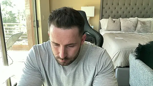 brettmycles28 online show from October 31, 5:36 pm