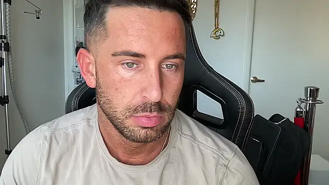 brettmycles28 online show from June 1, 1:24 pm