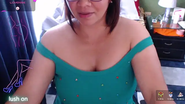 Snapshot of hiilarybrown chatting on January 15, 9:40 pm hiilarybrown online show from January 15, 9:40 pm