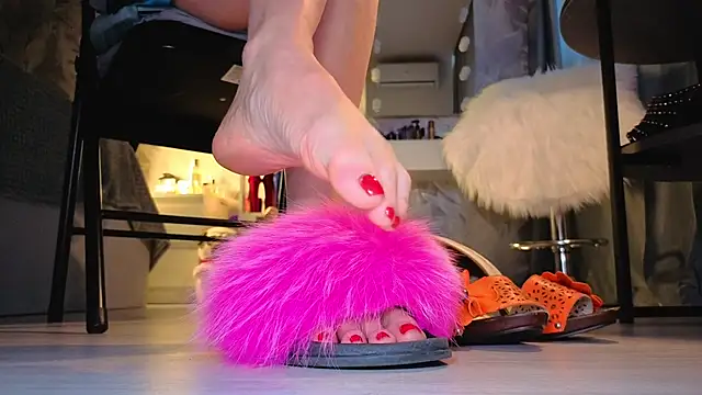 Snapshot of Feet_Heelss chatting on October 6, 9:40 am Feet Heelss online show from October 6, 9:40 am