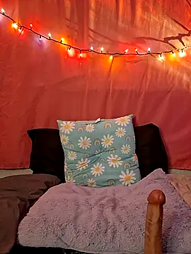 Snapshot of PeachyAriel chatting on October 13, 1:16 am PeachyAriel online show from October 13, 1:16 am