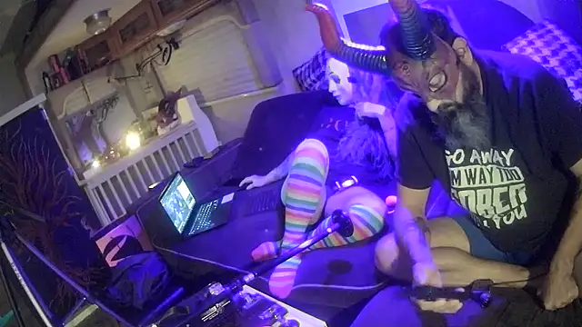 Snapshot of jamiezlilith chatting on October 15, 12:22 am jamiezlilith online show from October 15, 12:22 am