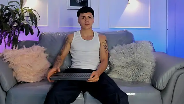 Snapshot of Leo_santoro chatting on March 9, 2:10 pm Leo santoro online show from March 9, 2:10 pm