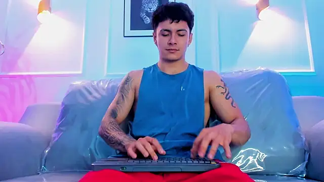 Snapshot of Leo_santoro chatting on March 24, 12:21 pm Leo santoro online show from March 24, 12:21 pm