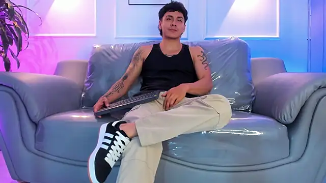 Snapshot of Leo_santoro chatting on March 25, 2:23 pm Leo santoro online show from March 25, 2:23 pm