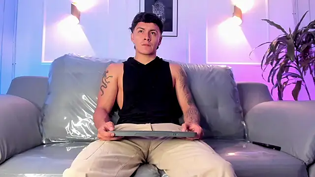 Snapshot of Leo_santoro chatting on April 1, 2:03 pm Leo santoro online show from April 1, 2:03 pm