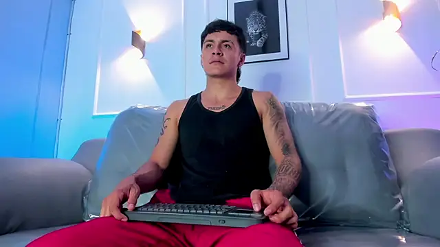 Snapshot of Leo_santoro chatting on April 6, 1:23 pm Leo santoro online show from April 6, 1:23 pm