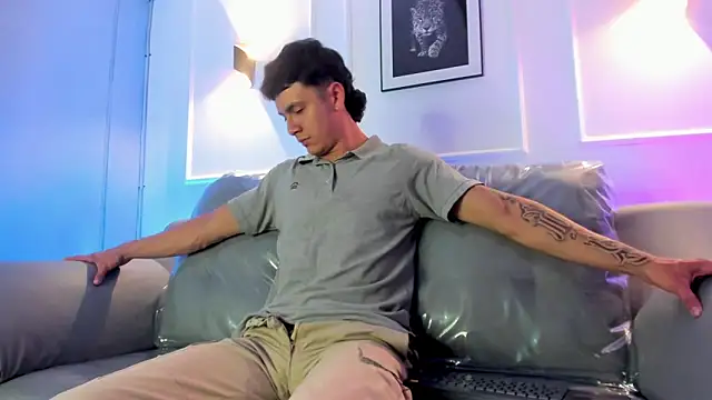 Snapshot of Leo_santoro chatting on April 7, 1:33 pm Leo santoro online show from April 7, 1:33 pm