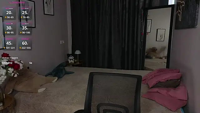 Snapshot of MollyBaby chatting on June 18, 1:59 pm MollyBaby online show from June 18, 1:59 pm