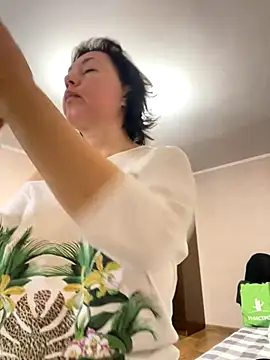 Snapshot of Kiravix chatting on December 19, 8:32 am Kiravix online show from December 19, 8:32 am