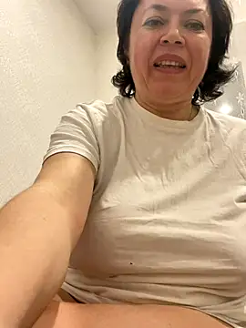 Snapshot of Kiravix chatting on December 19, 8:49 pm Kiravix online show from December 19, 8:49 pm