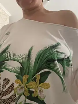 Snapshot of Kiravix chatting on February 23, 8:33 am Kiravix online show from February 23, 8:33 am